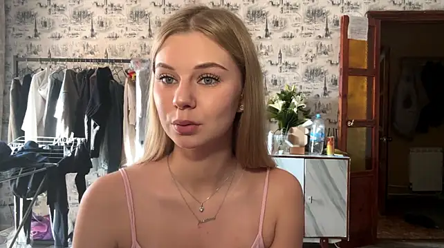 HoneysPiee - unexpected flash ass :P