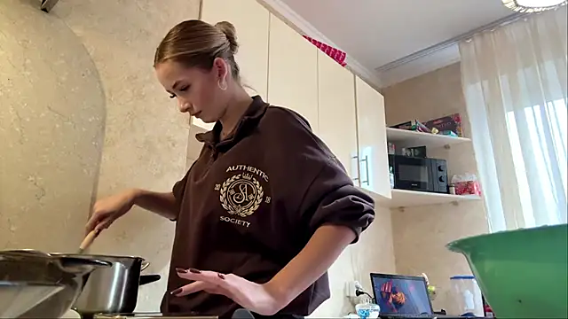 MarkitaHersch - Eye contact + bite finger