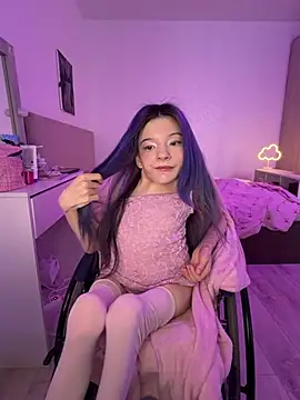 MiniSophiaa - Show ass/doggy 5min