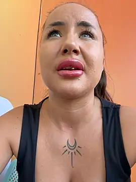 Beautydiamond - Masturbate pussy whit open door in McD