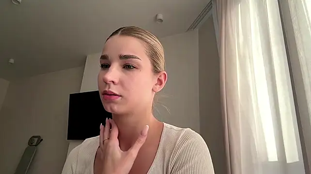 PickmeGirl - stand up and spin around