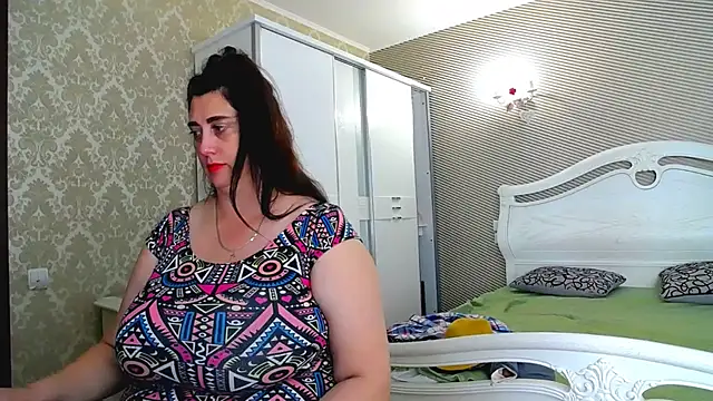 Evelyn_Shy - bare chest 200