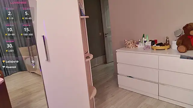 X_luxurybarbie_x - show boobs + suck finger <3