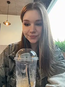 PumaShyXD - SQUIRT RIGHT IN THE CAFE UNDER TABLE