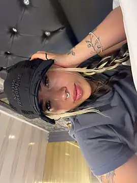 ManuelaVeeleez - STRIPPTASE VERY SENSUAL