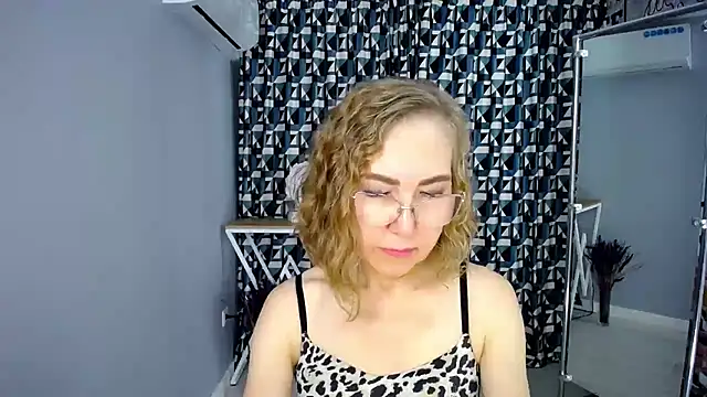 Queen_a_n_i - show bare feet