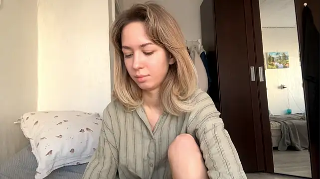 Sara_Bloservety - Massage my nipples close to cam