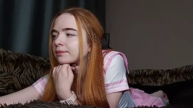 CrisMillwee - Lick the camera to show my tongue👅