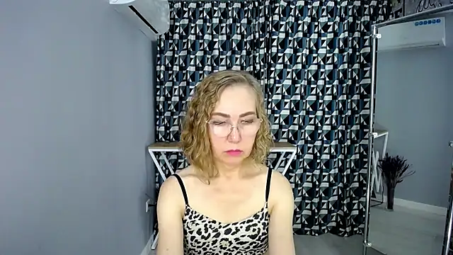 Queen_a_n_i - show bare feet