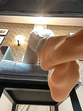 Littleqiu - 学校图书馆，学姐为咯赚学费，出卖身体，达到目标上半身全裸带乳夹