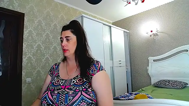 Evelyn_Shy - bare chest 200
