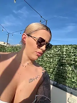IveySin - Double Tease: Flash & Ass