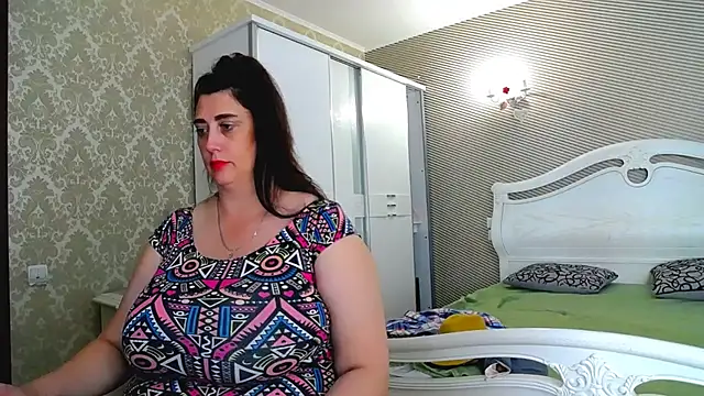 Evelyn_Shy - bare chest 200