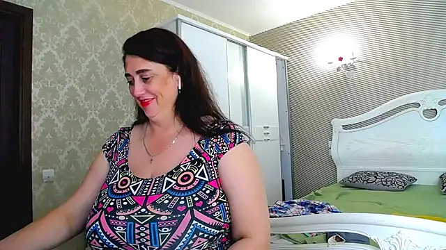 Evelyn_Shy - bare chest 200
