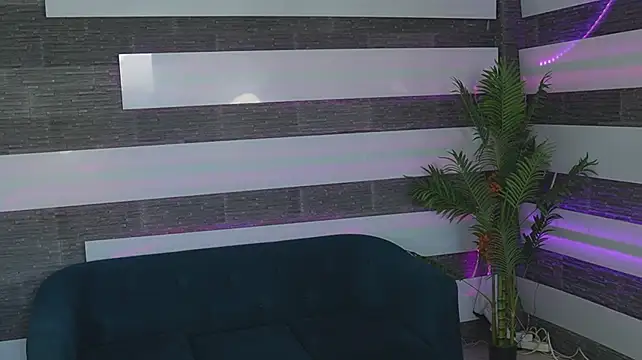 SassyIvana - Blowing a kiss on my dildo😉