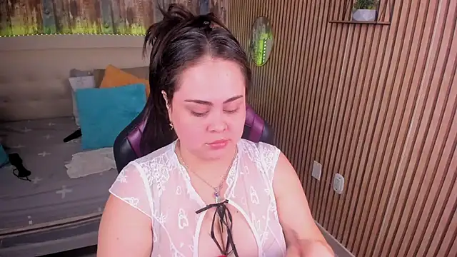 LolaVillalobos - Oily hands and shiny shoulders ✨
