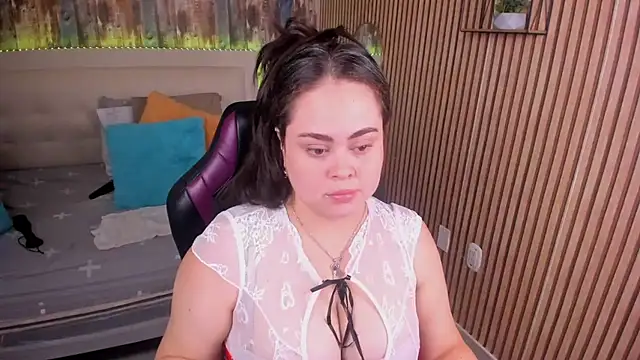 LolaVillalobos - Oily hands and shiny shoulders ✨