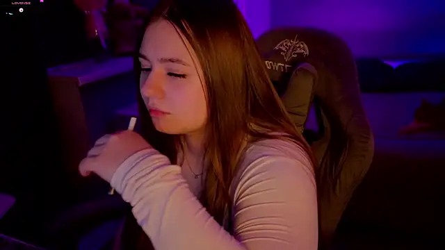 AmeliaMiles - 5 minutes topless