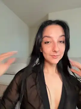 RealJuliette - Flash boobs & pinch nipples