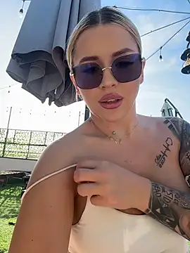 IveySin - Double Tease: Flash & Ass