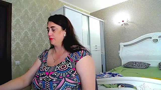 Evelyn_Shy - bare chest 200