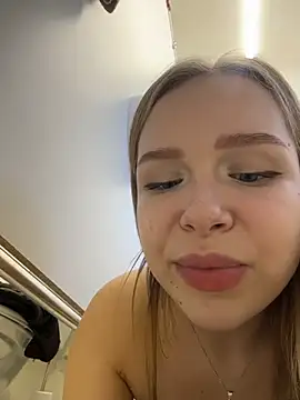 Liza_risky - Tight cameltoe + slapping men WC