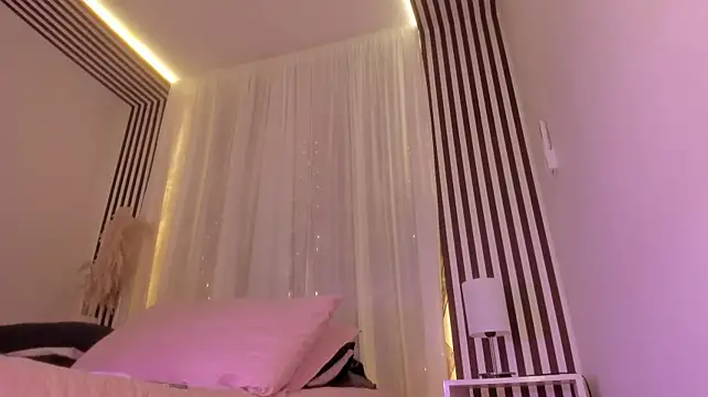 Samaantha-White - Double penetration (toy + fingers) ✌️🔋