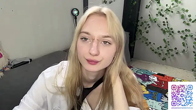 LorraineSpahr - my feet close up + tease ass