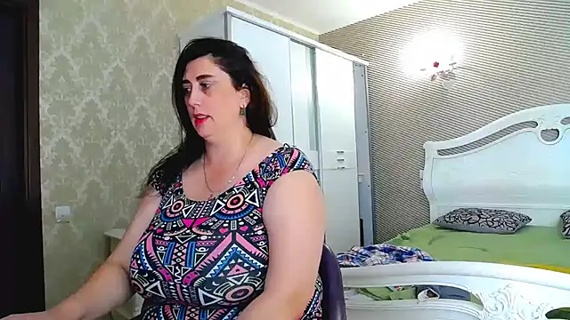 Evelyn_Shy - bare chest 200