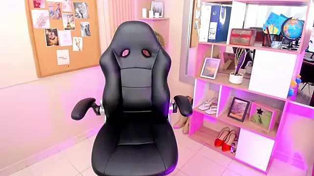 Emma_rules99 - erotic dance with oil