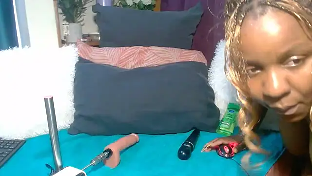 Juicy-luciey - give me that volcano and make me squirt