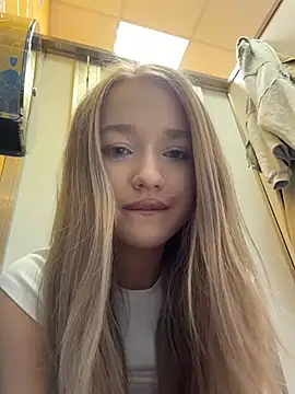 Milaa_sun - dirty blow job behind door WC 🚽