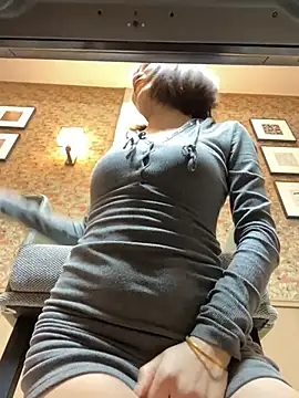Littleqiu - 学校图书馆，学姐为咯赚学费，出卖身体，达到目标上半身全裸带乳夹