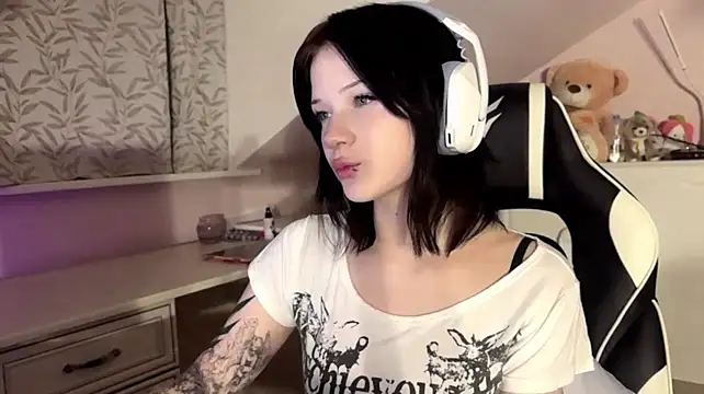 HollieMadrueno - Show my feet