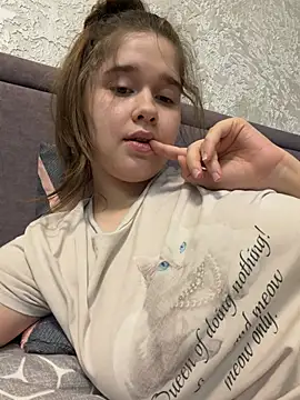 HornyGirlH - SHOW TITS