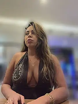 LariiHotWife - Plug no cuzinho no lava jato 🔥🔥