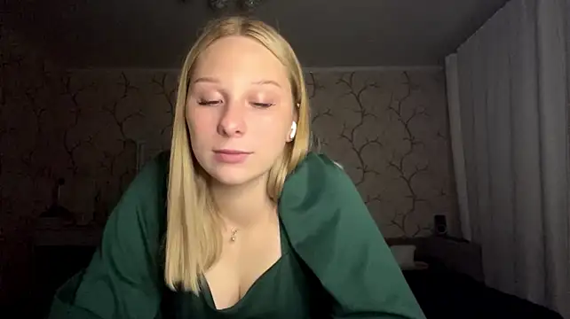 AvelinaCoch - Kiss cam