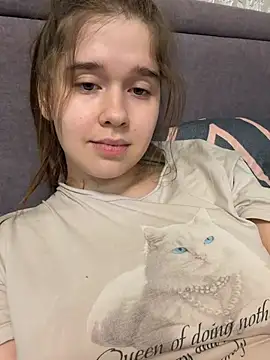 HornyGirlH - SHOW TITS