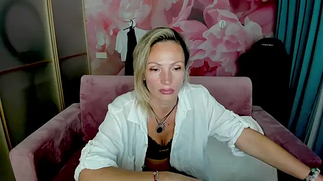 AlinaMoor - I'll play with the pussy
