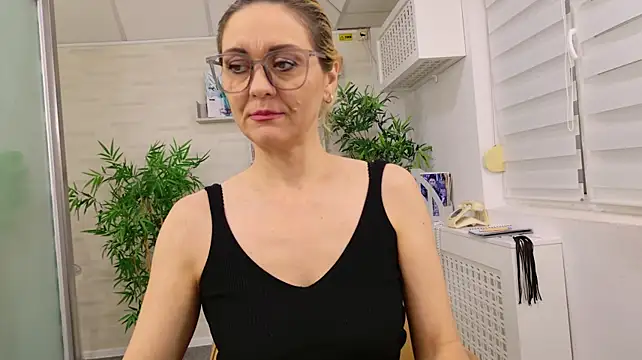 EllaMilf_ - 💎Topless play