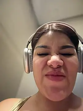 Issane_Peru - Off my pantys and show pussy