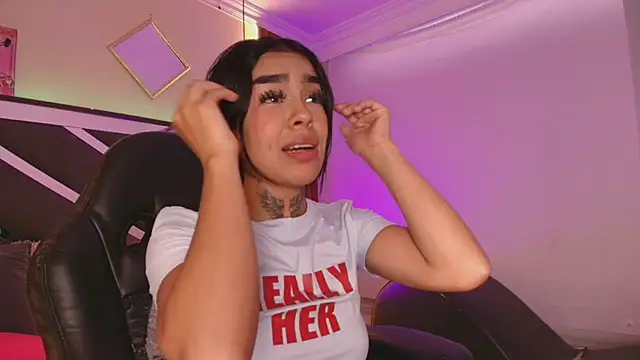 Bratz_x - Taking off panty with sensual movement