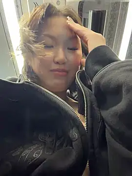 CreamPuff- - Spread legs+show wet pussy close up WC