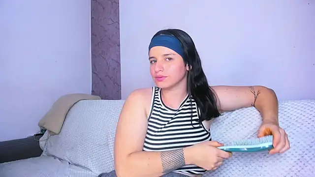 Victoria_and_andra - kis with saliva