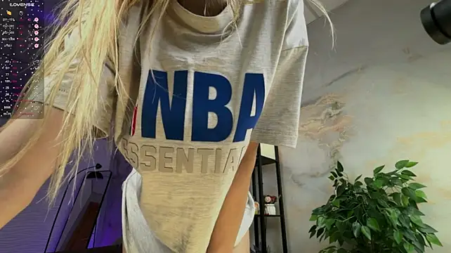 SerenaCrystall - butt plug. cam between legs