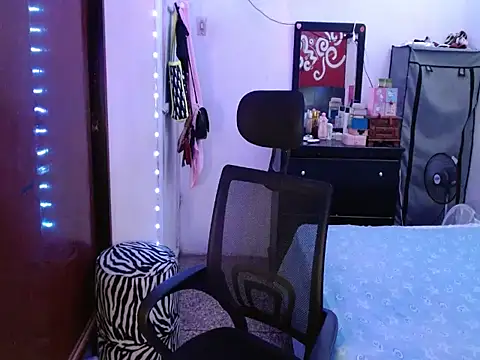 Curvy_12 - suck a dildo