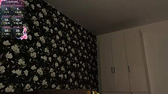 NeidaGowing - Ass Close To Cam