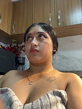 Kalpanaaishaa - fucks pussy with fingers