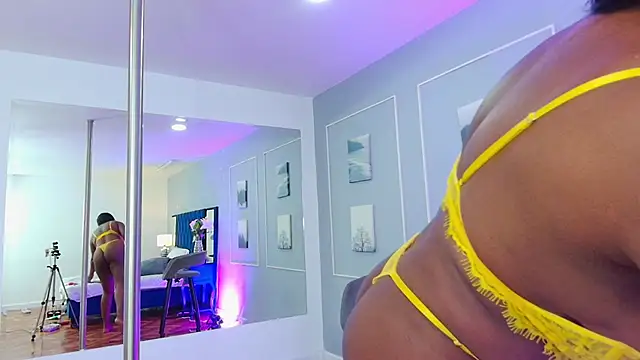 AnnieLeigt - twerk without Panty 👀