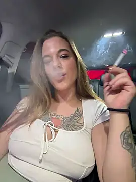Luna_Lynn - Boobs out 2 min 😈